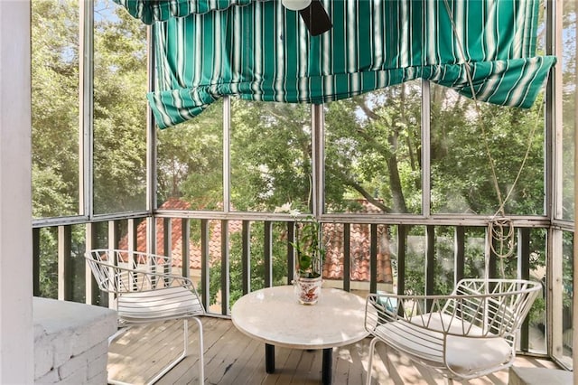 5421 St Charles Ave Unit 2D, New Orleans, LA 70115 - sunroom featuring a ceiling fan