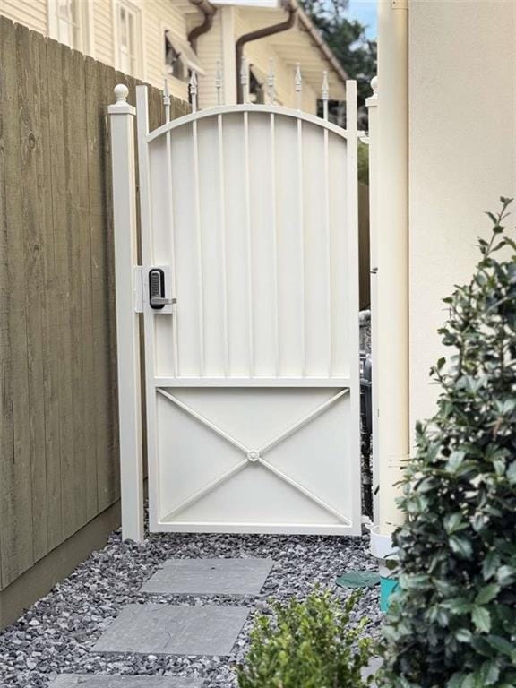 209 Avenue E Ave E, Metairie, LA 70005 - view of gate