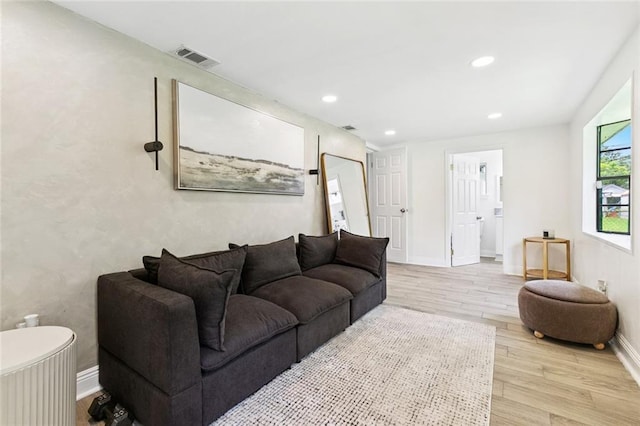 2900 Somerset Dr, New Orleans, LA 70131 - living area featuring light wood-style flooring and recessed lighting