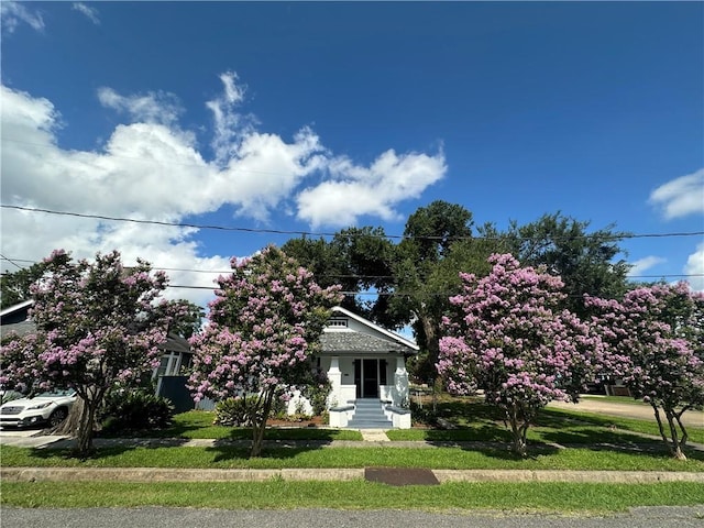 1401 Jefferson St, Gretna, LA 70053 - obstructed view of property with a front yard