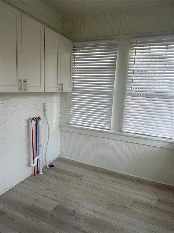 1401 Jefferson St, Gretna, LA 70053 - laundry area featuring light wood-style floors and plenty of natural light