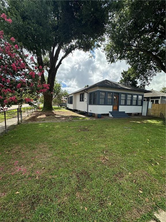 1401 Jefferson St, Gretna, LA 70053 - view of front facade featuring entry steps and a sunroom