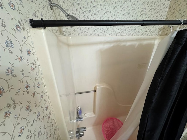6655 Dalark Dr, Baton Rouge, LA 70812 - full bath featuring wallpapered walls and shower / bath combination with curtain