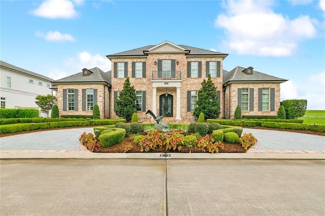 24 Royal Palm Dr, Kenner, LA 70065 - georgian-style home featuring brick siding and curved driveway