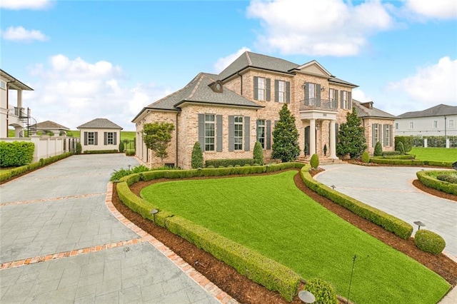 24 Royal Palm Dr, Kenner, LA 70065 - view of front facade with curved driveway, brick siding, and an outbuilding