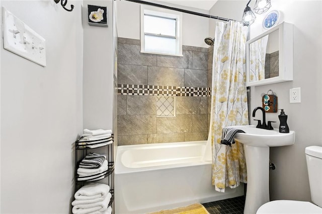 922 Elysian Fields Ave Unit B, New Orleans, LA 70117 - full bathroom featuring toilet and shower / bathtub combination with curtain