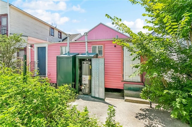 112830 N Roman St, New Orleans, LA 70116 - back of property with water heater and entry steps