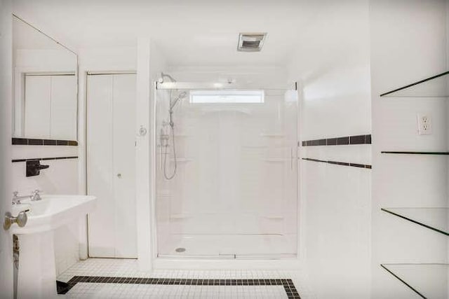 419 W William David Pkwy, Metairie, LA 70005 - full bathroom featuring a shower stall and a sink