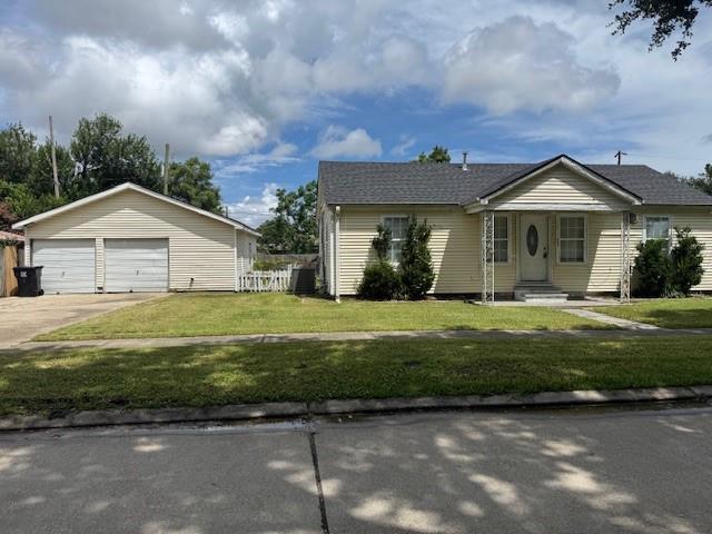 40 Gibbs Dr, Chalmette, LA 70043 - view of front of house with a detached garage