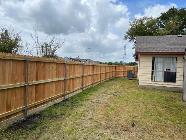 5531 New England Dr, New Orleans, LA 70129 - view of fenced backyard