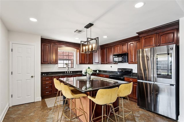 212 Ranger Pl, Slidell, LA 70458 - kitchen featuring black appliances, a kitchen bar, hanging light fixtures, a chandelier, and recessed lighting