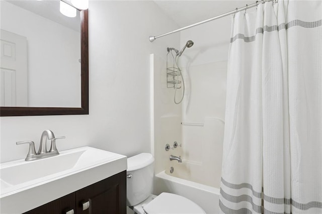 834 Mongrue St, Luling, LA 70070 - full bath featuring vanity and shower / tub combo with curtain