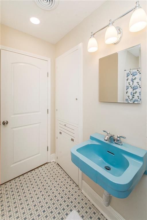 137 Diane Ave, River Ridge, LA 70123 - full bath featuring baseboards and a sink