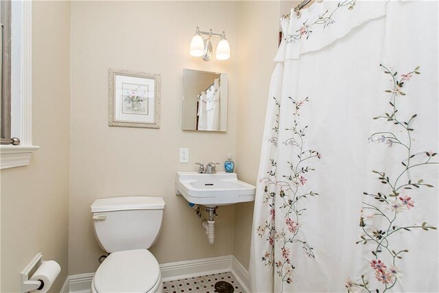 137 Diane Ave, River Ridge, LA 70123 - full bathroom with toilet and a shower with shower curtain