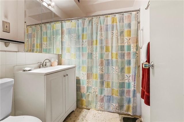 1550 2nd St Unit 4A, New Orleans, LA 70130 - full bathroom featuring vanity, tile walls, and a shower with curtain