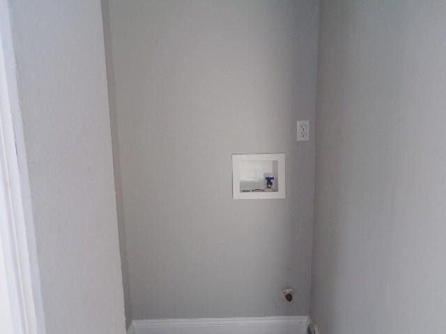7 Alice Ct, New Orleans, LA 70117 - washroom with baseboards and washer hookup
