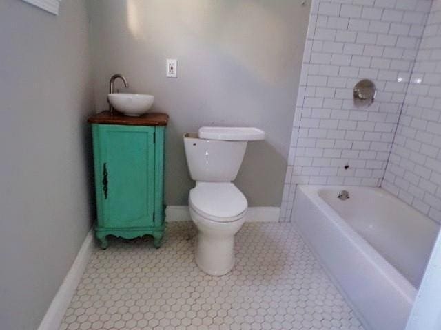 7 Alice Ct, New Orleans, LA 70117 - full bath featuring vanity and tub / shower combination