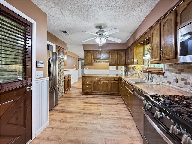 41449 N Charbonnet Rd, Ponchatoula, LA 70454 - kitchen with stainless steel appliances, a ceiling fan, light wood finished floors, light countertops, and a textured ceiling