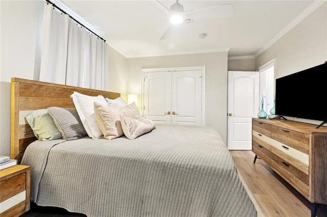 143 Vans Ln, Destrehan, LA 70047 - bedroom with light wood-style flooring, a closet, ornamental molding, and ceiling fan