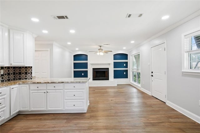 8021 Shirley St, Metairie, LA 70003 - kitchen featuring ceiling fan, light wood finished floors, white cabinetry, recessed lighting, and a peninsula