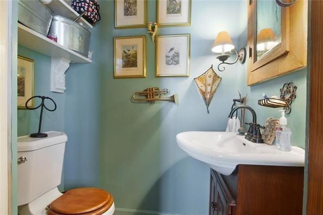 91315 Arabella St, New Orleans, LA 70115 - bathroom featuring toilet and vanity
