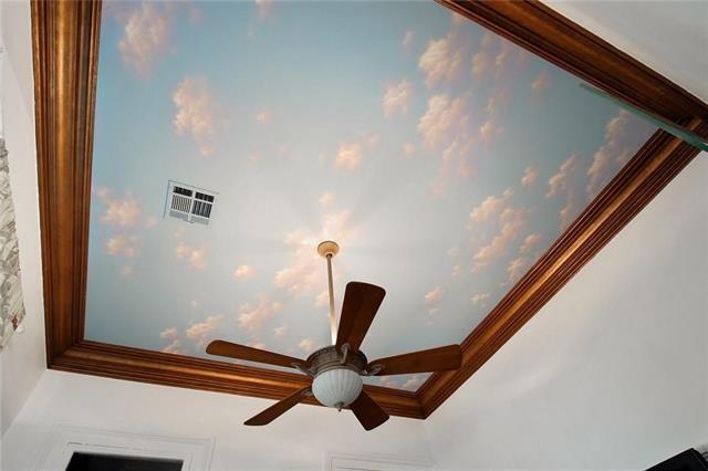 91315 Arabella St, New Orleans, LA 70115 - detailed view of crown molding and a ceiling fan
