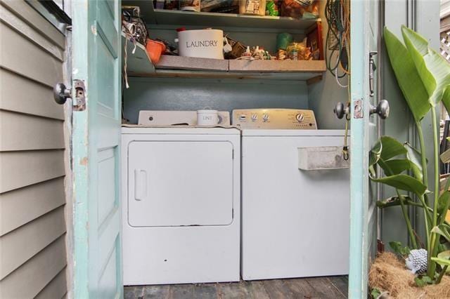 91315 Arabella St, New Orleans, LA 70115 - laundry area with washing machine and dryer