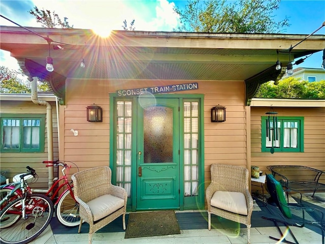 91315 Arabella St, New Orleans, LA 70115 - entrance to property with a porch