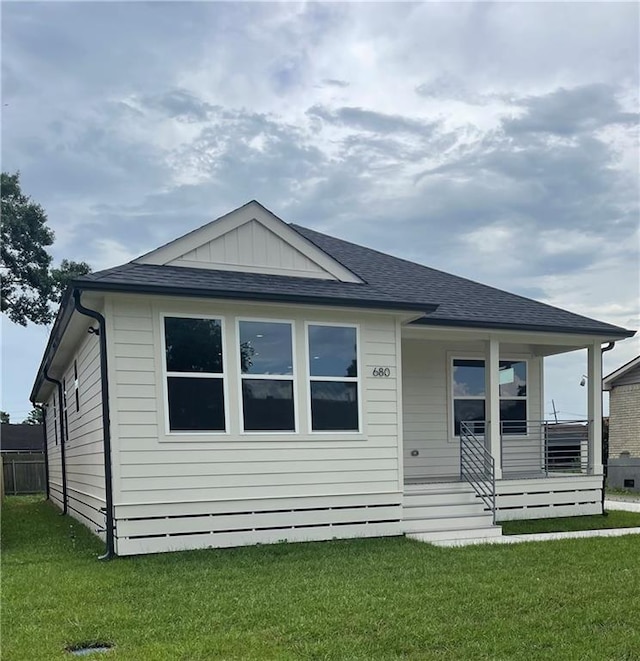 680 Hunterbrook Dr, Gretna, LA 70056 - view of front facade with a front lawn, covered porch, and roof with shingles