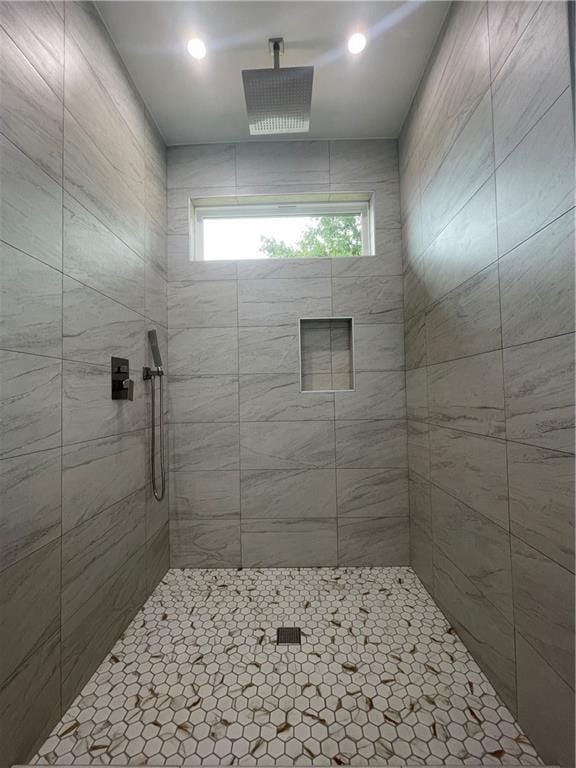680 Hunterbrook Dr, Gretna, LA 70056 - bathroom with a tile shower