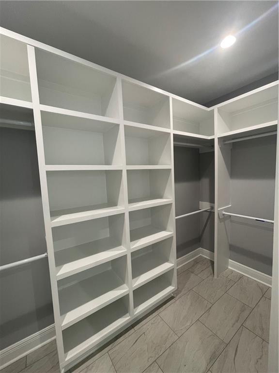 680 Hunterbrook Dr, Gretna, LA 70056 - view of spacious closet