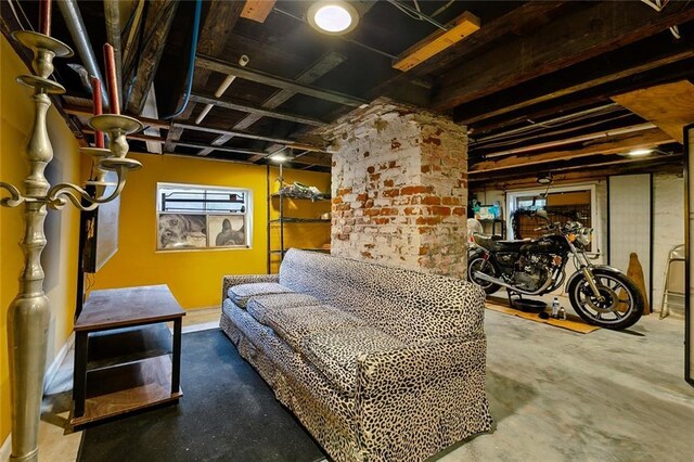 1421 Kentucky St, New Orleans, LA 70117 - sitting room with concrete floors
