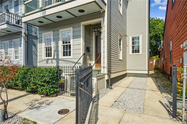 819 Franklin Ave, New Orleans, LA 70117 - entrance to property featuring a gate