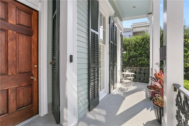 3325 Coliseum St, New Orleans, LA 70115 - view of covered porch