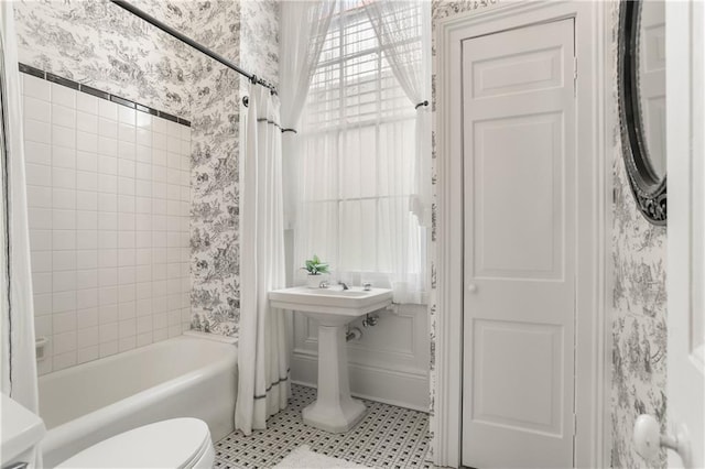 3325 Coliseum St, New Orleans, LA 70115 - bathroom with shower / bath combo and wallpapered walls