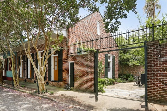 1124 Barracks St, New Orleans, LA 70116 - gate featuring a patio