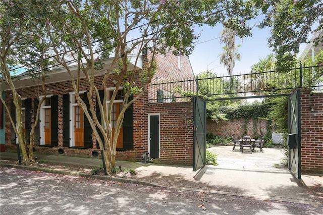 1124 Barracks St, New Orleans, LA 70116 - gate featuring a patio