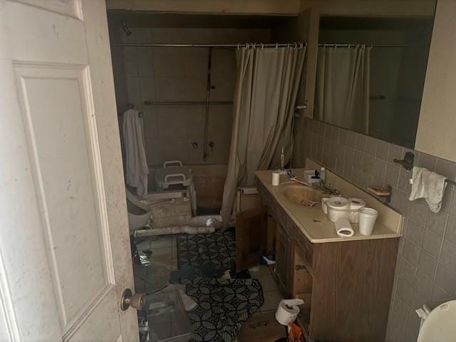 85274 Kings Rd, Bogalusa, LA 70427 - full bathroom featuring tile walls, vanity, and shower / bathtub combination with curtain