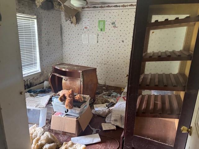 85274 Kings Rd, Bogalusa, LA 70427 - bedroom with wallpapered walls