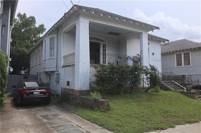 5326 Prytania St, New Orleans, LA 70115 - view of front facade featuring a front yard and driveway