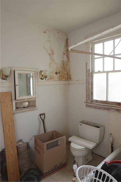 5326 Prytania St, New Orleans, LA 70115 - bathroom with toilet