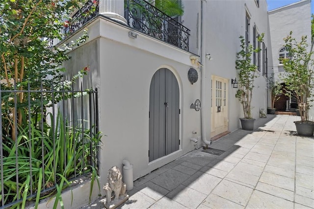 521 Dauphine St, New Orleans, LA 70112 - property entrance with stucco siding and a patio area