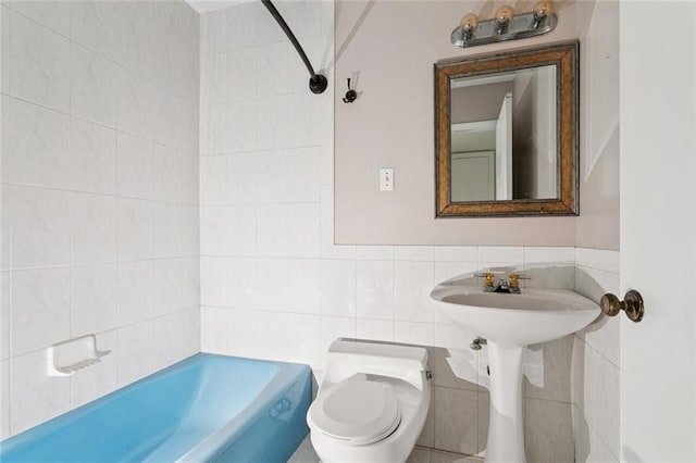 104 Magnolia Dr, Belle Chasse, LA 70037 - bathroom featuring tile walls and a bathtub