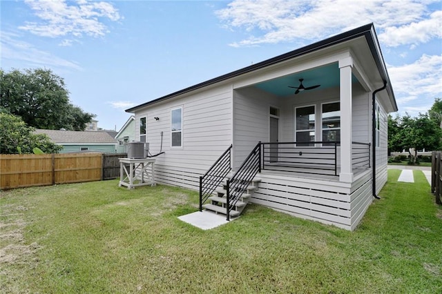 6032 Wingate Dr, New Orleans, LA 70122 - rear view of house featuring ceiling fan