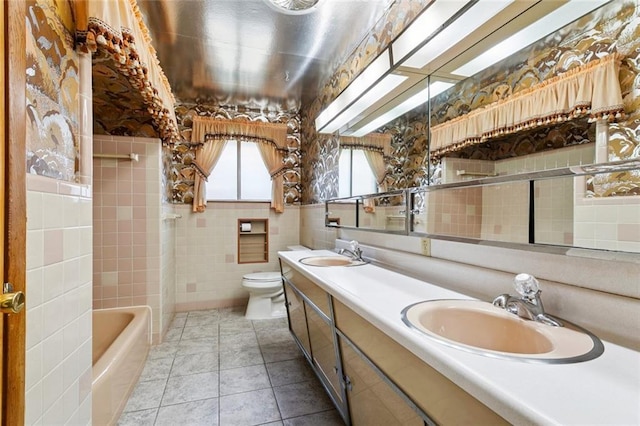 953 Homestead Ave, Metairie, LA 70005 - bathroom featuring double vanity and a tub