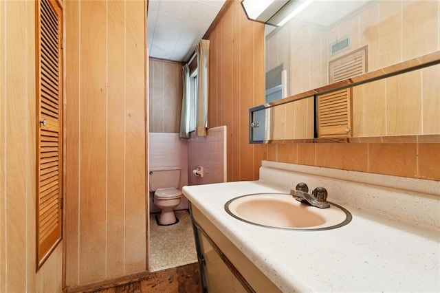 953 Homestead Ave, Metairie, LA 70005 - bathroom featuring vanity and toilet