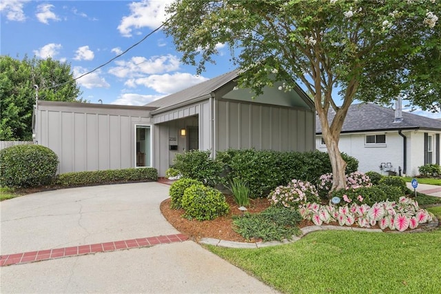 2310 Metairie Ct, Metairie, LA 70001 - view of front of home featuring board and batten siding and a front lawn