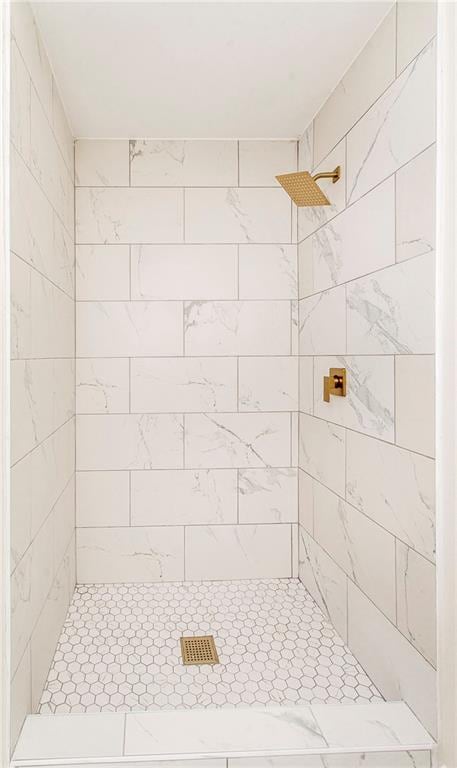 106 Woodlawn Ln, Mandeville, LA 70471 - full bathroom featuring tiled shower