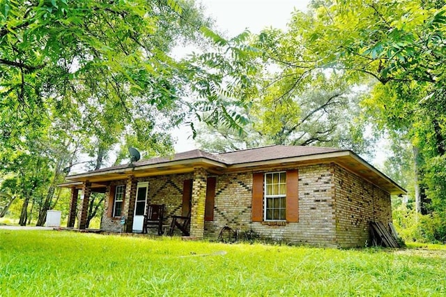 110 E Green St, Hammond, LA 70403 - ranch-style house featuring brick siding, a front yard, and covered porch
