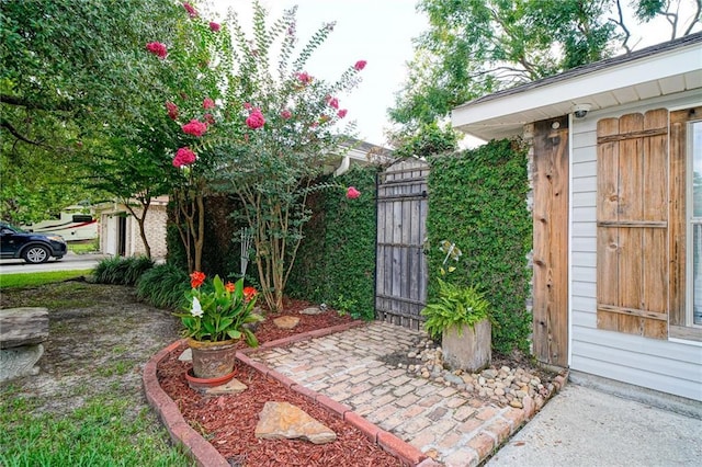 808 N Pearl St, Slidell, LA 70461 - view of yard featuring a gate